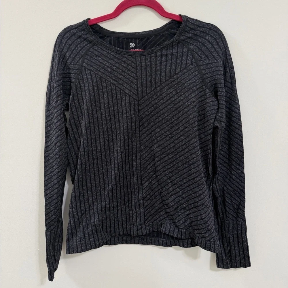 All in Motion Textured Long Sleeve Athletic Top – Size M - Picture 2 of 5